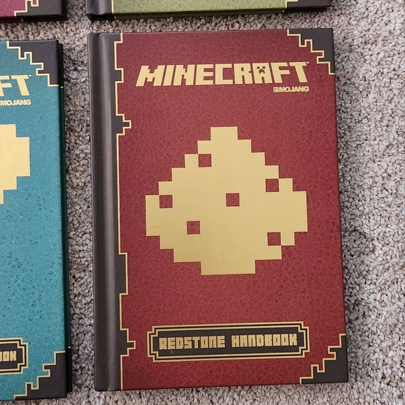 📚 Minecraft Handbook Collection – 4 Book Set - preowned, like new condition - Picture 4 of 12